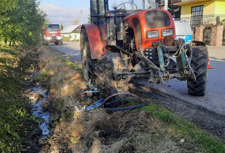 Tragiczna śmierć pod kołami ciągnika. Zginał rowerzysta [FOTO]