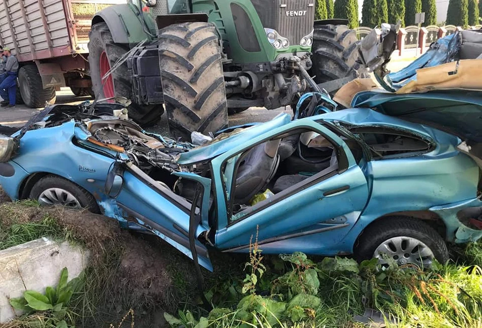 Mazowieckie: Ciągnik rolniczy zmiażdżył osobowego Citroena i kierującą nim kobietę