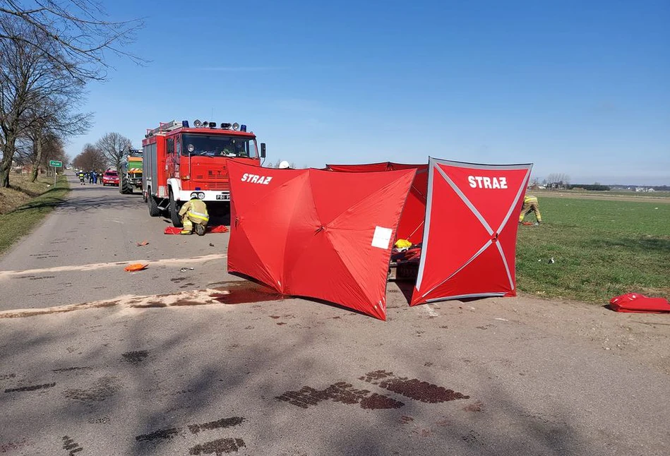 Motocykl wbił się w ciągnik. Młody motocyklista ZGINĄŁ