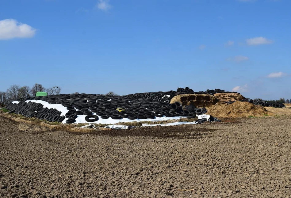 Kolejny absurd uderza w rolników. Za obciążenie pryzmy oponami grozi astronomiczna kara