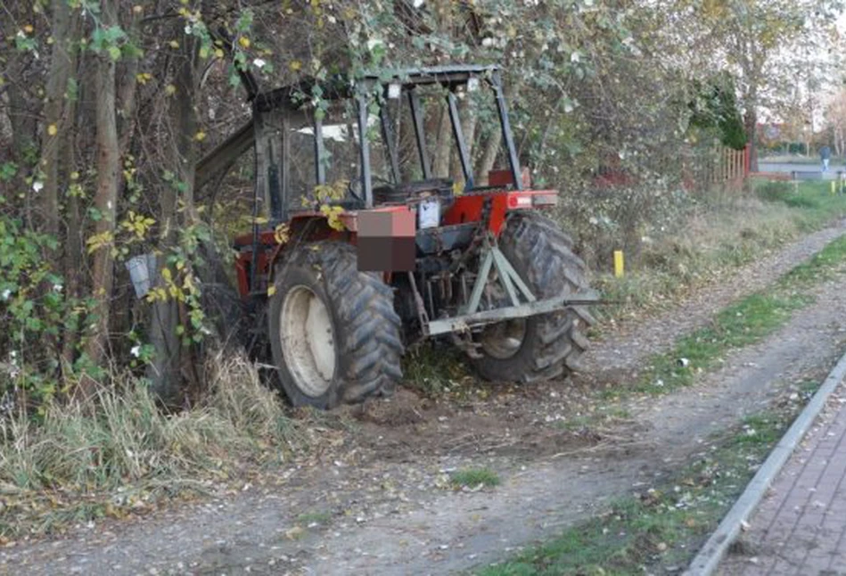 24-latek ściął ciągnikiem słup, a policjantów przywitał z piwem w ręku