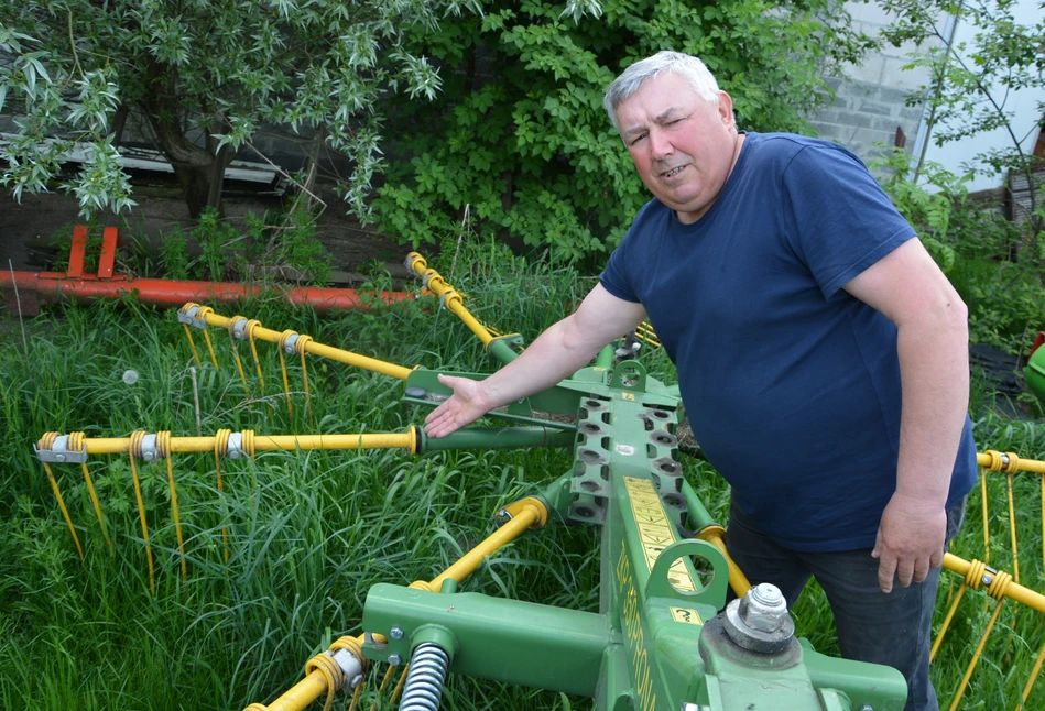 Myśliwi jeżdżą terenówką przez pole rolnika