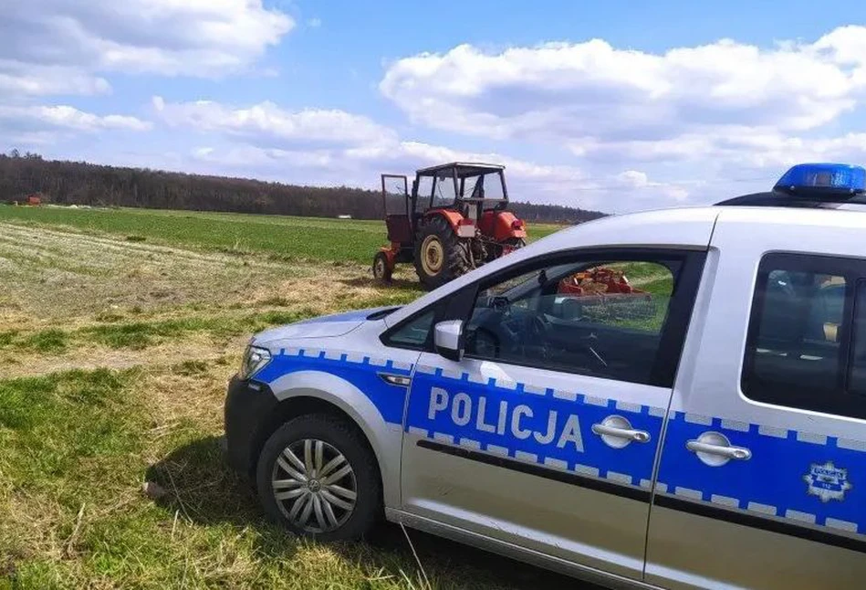 Po pijaku utknął ciągnikiem na skarpie nad jeziorem. Traktor chciał ratować kombajnem