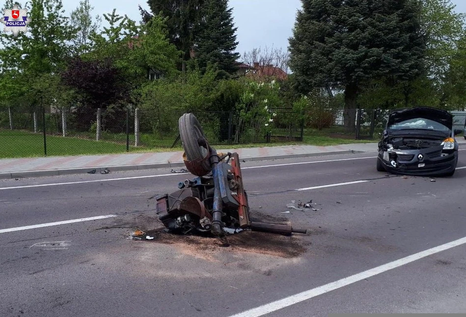 80-latek w Renault staranował ciągnik. Ursus rozpadł się na kawałki