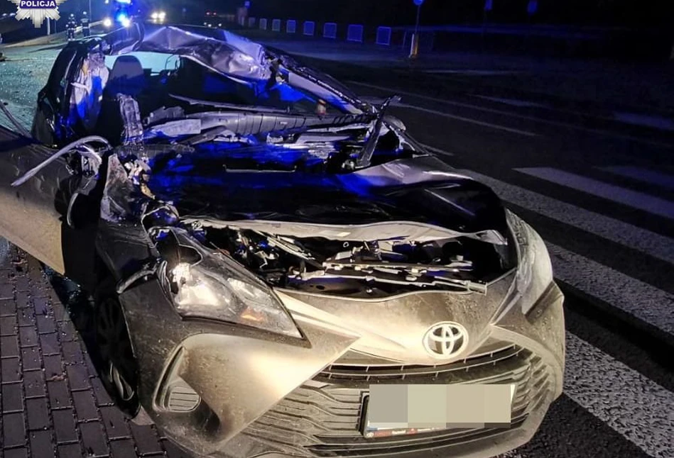 Toyota zmiażdżona po zderzeniu z ciągnikiem z przyczepą. 2 osoby ranne