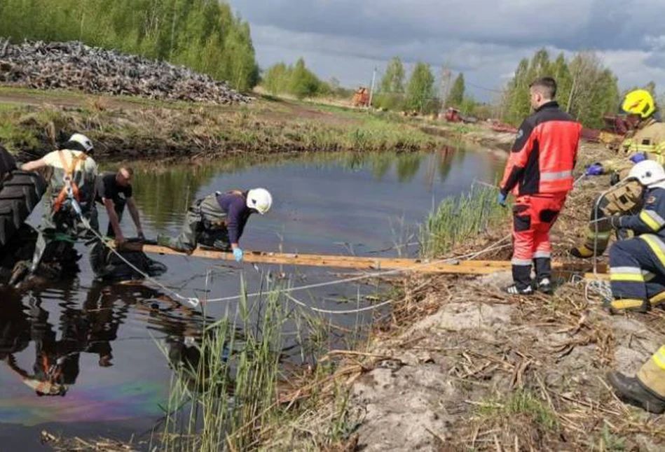 Pod Ostrołęką ciągnik wpadł do kanału. Rolnik zginął na miejscu