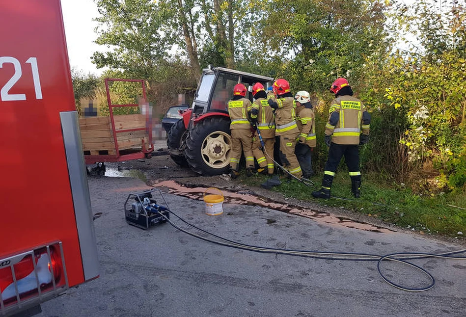 Audi staranowało Ursusa. 39-letni rolnik uwięziony w kabinie