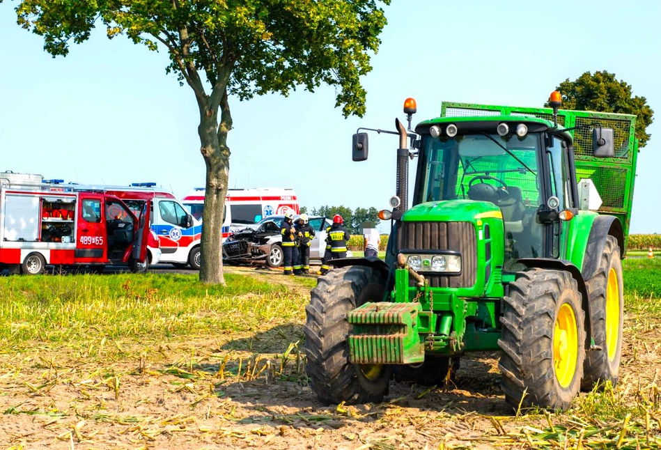 Luksusowy SUV wbił się w ciągnik John Deere z przyczepą