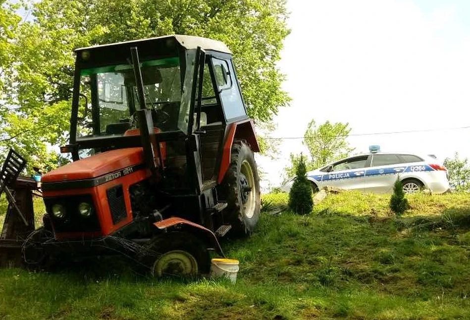 Rolnik zasłabł w ciągniku i zjechał ze skarpy. Zmarł na miejscu