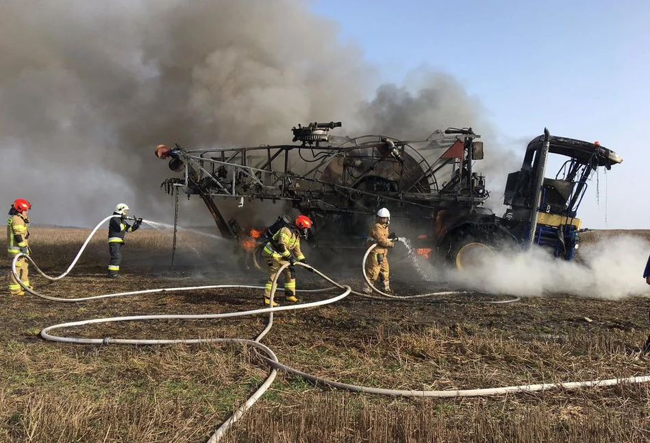 Pożar opryskiwacza za kilkaset tysięcy złotych. Został z niego tylko szkielet