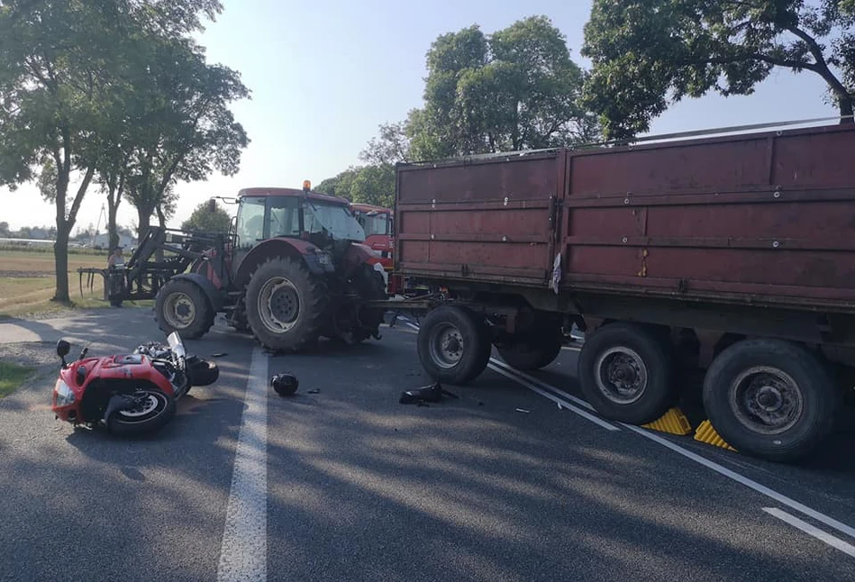 Wypadki w rolnictwie: 37-letni motocyklista wpadł pod ciągnik z przyczepą