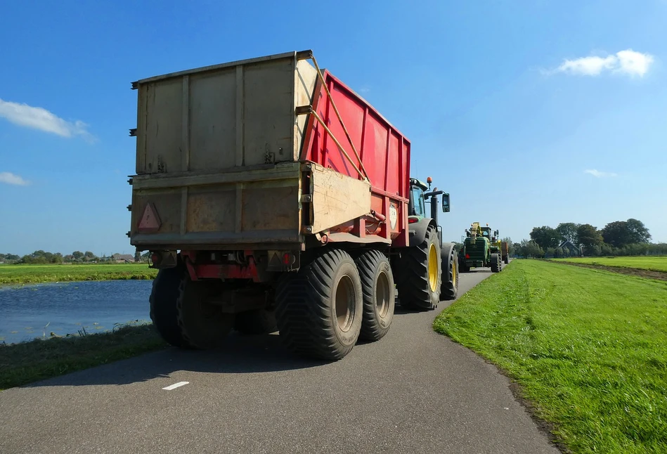 Wypadki drogowe z udziałem maszyn rolniczych - skala, najczęstsze przyczyny