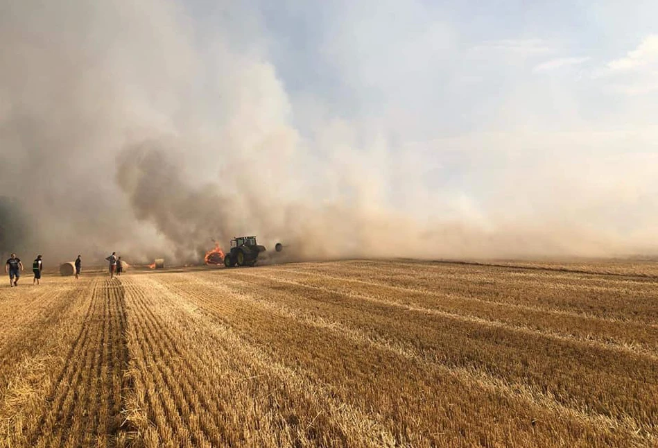 Żniwa 2019: Spłonął ciągnik i prasa do słomy