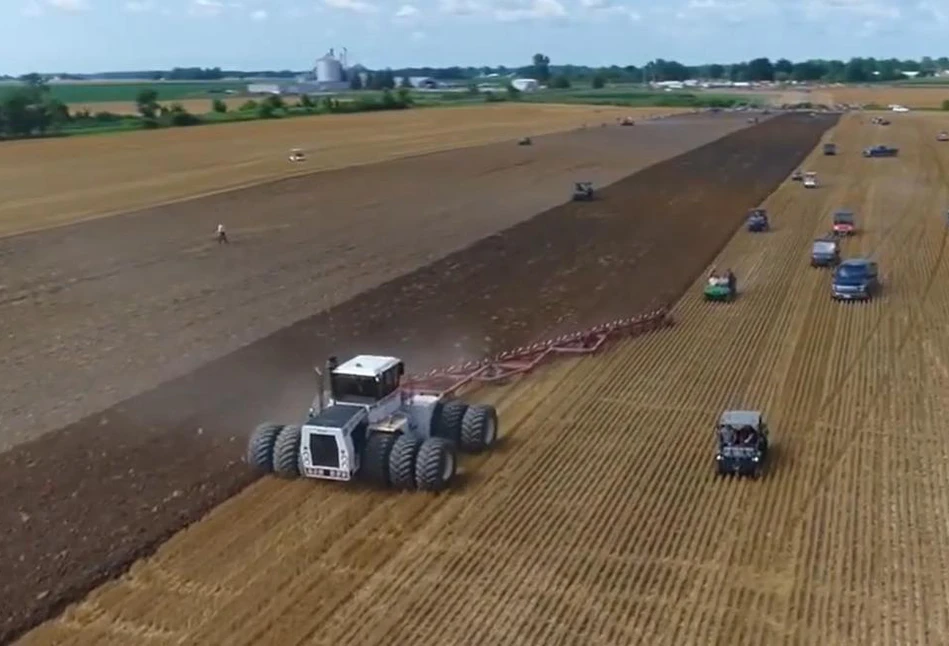 Ciągnik XXL, czyli Big Bud 747 z silnikiem Boeinga i mocy ponad 1000 KM [WIDEO]