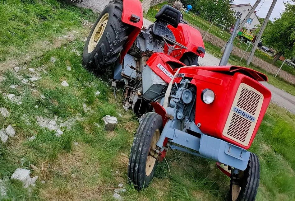 Po zderzeniu z osobówką ciągnik pękł na pół