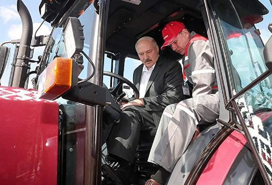 Prezydent Łukaszenka pędził ciągnikiem MTZ Belarus aż 280 km/h? W sieci pojawiło się dziwne nagranie