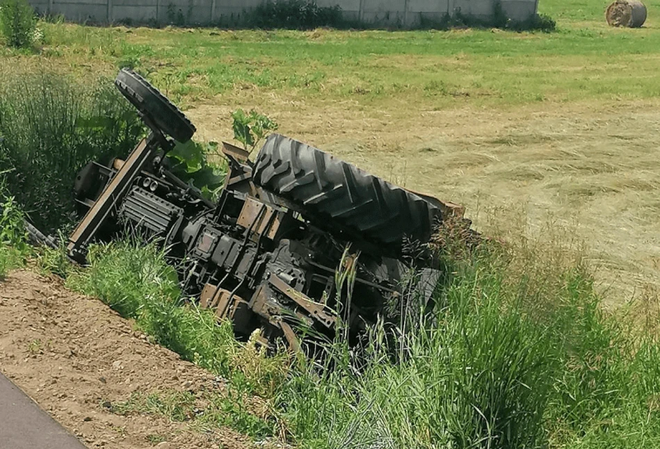 Ciągnik bez tablic w rowie, traktorzysta zniknął. A jak się znalazł, wydmuchał trzy promile