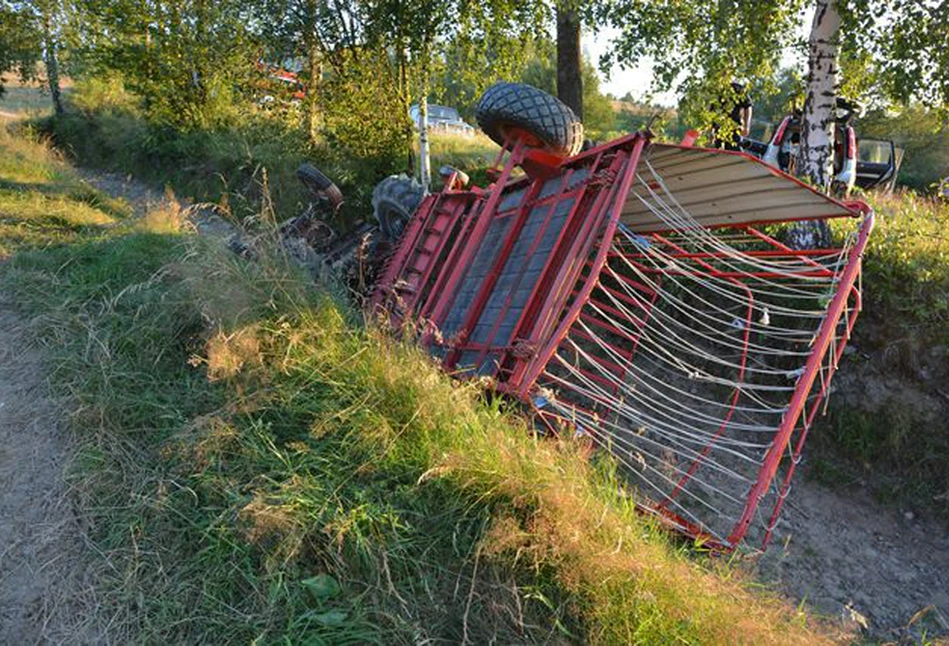 2 wypadki ciągników. Jeden rolnik w szpitalu, a drugi ZGINĄŁ