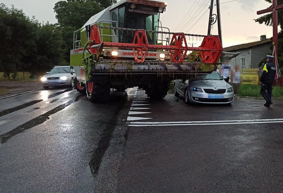 Drastyczny wypadek na Lubelszczyźnie. Skoda wbiła się w heder kombajnu