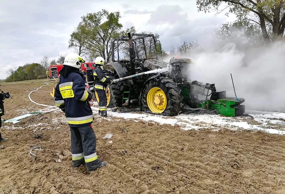 Pożar ciągnika – John Deere doszczętnie spłonął [ZDJĘCIA]