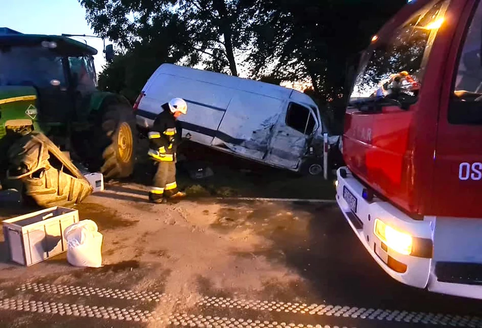 Bus wbił się w ciągnik John Deere. Dostawczak zmasakrowany