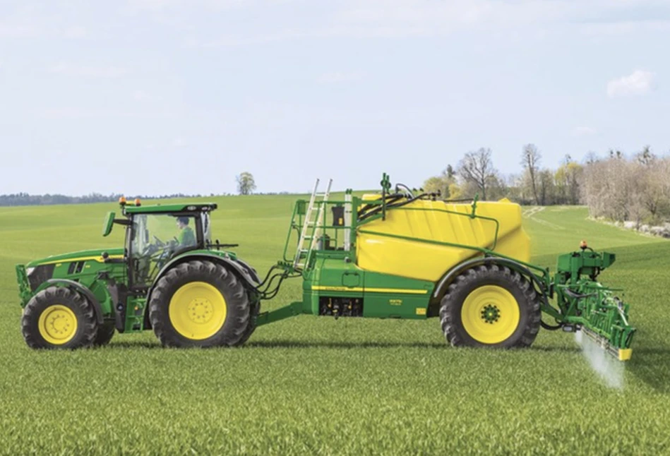 Nowy opryskiwacz John Deere R975i. Czym się charakteryzuje?