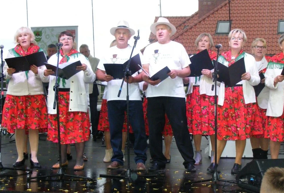 Gospodynie z KGW w Żaboklikach śpiewają o miłości