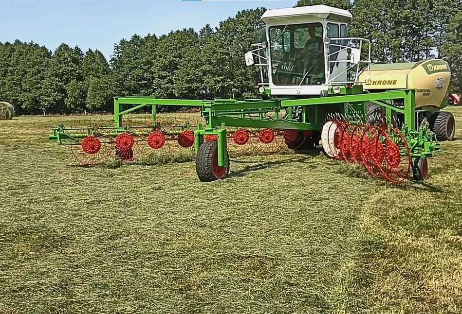 Wynalazek rolnika: Samojezdna zgrabiarka z prasą zwijającą [3w1]