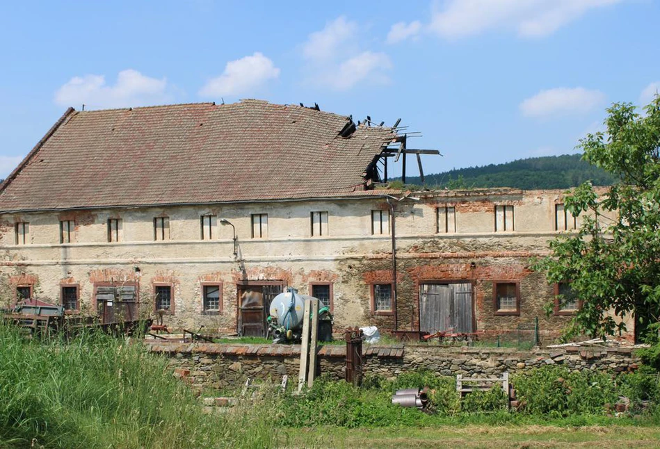 Tysiące gospodarstw popada w ruinę, a rolnicy nie mogą ich remontować. Takie mamy prawo