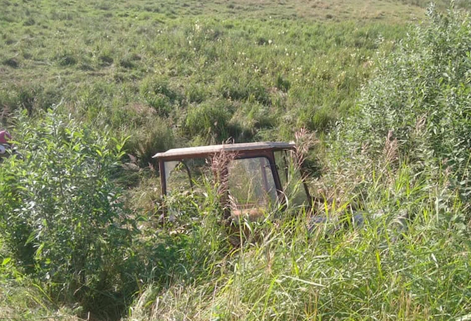 Wypadek ciągnika na Mazurach. 39-letni rolnik zginął tuż przed domem