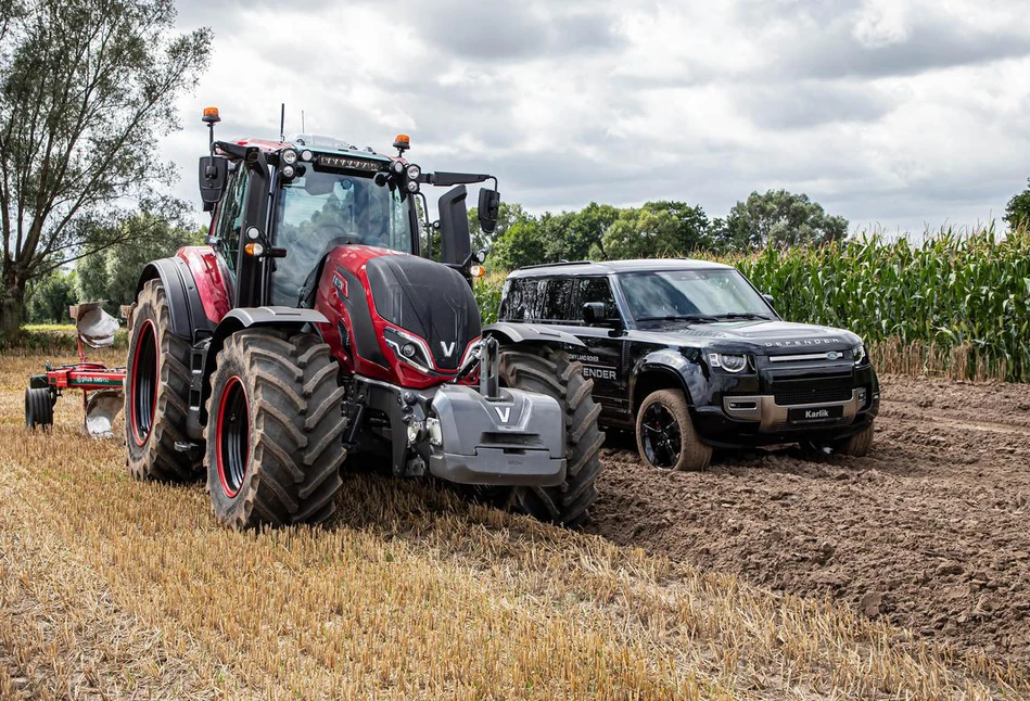 Valtra vs Land Rover, czyli błyszczące "alusy" w świeżej orce!