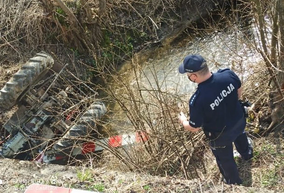 Ciągnik wpadł do rzeki i przygniótł kierowcę. Rolnik zginął na miejscu