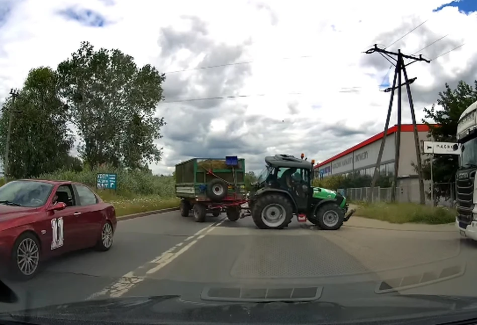 Gwałtowny manewr ciągnikiem skończył się przewróceniem traktora i zderzeniem z TIR-em