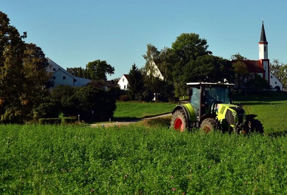 Po pijaku wjechał ciągnikiem w ogrodzenie i... zasnął