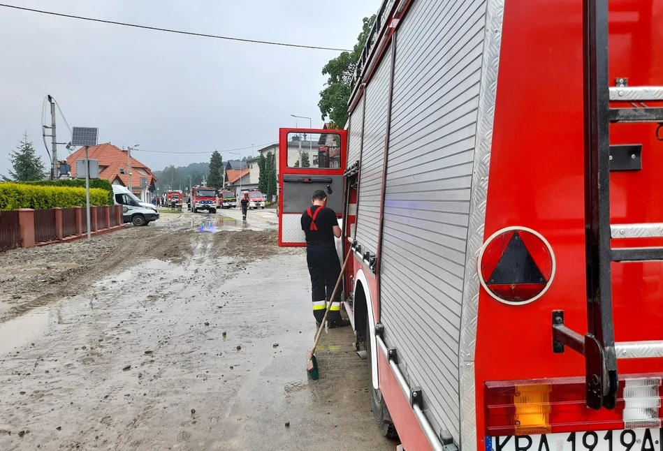 Wiejska droga zamieniła się potężną rzekę. W Głogoczowie woda zabrała wszystko