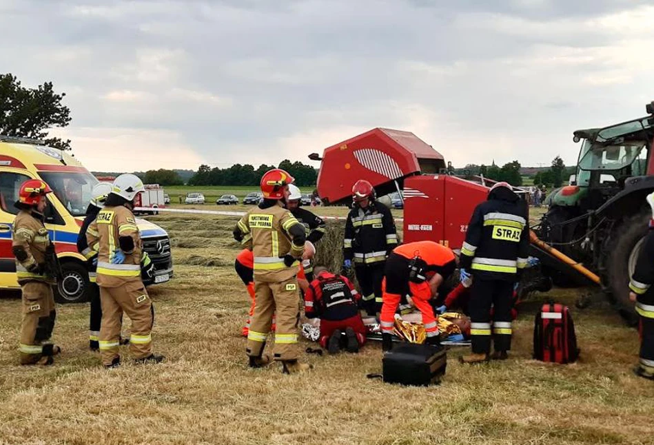 KOSZMARNY wypadek. Prasa zmiażdżyła dłonie 37-letniego rolnika