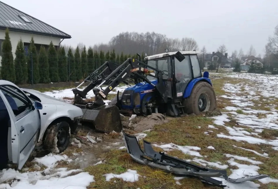 Chciał wyciągnąć auto z pola, a sam się zakopał ciągnikiem w błocie