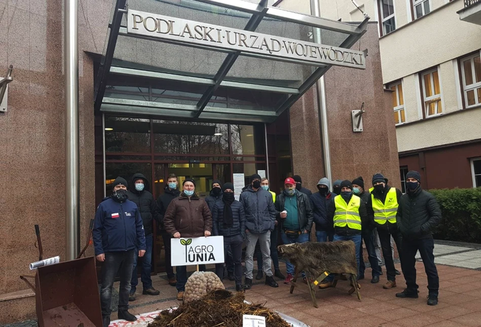 Obornik przed urzędem wojewódzkim. Podlascy rolnicy protestują