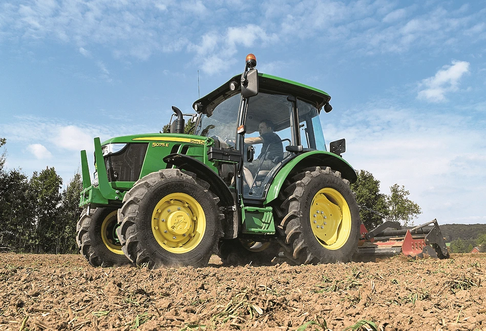 Ciągnik John Deere 5075 E: zwrotny i cichy