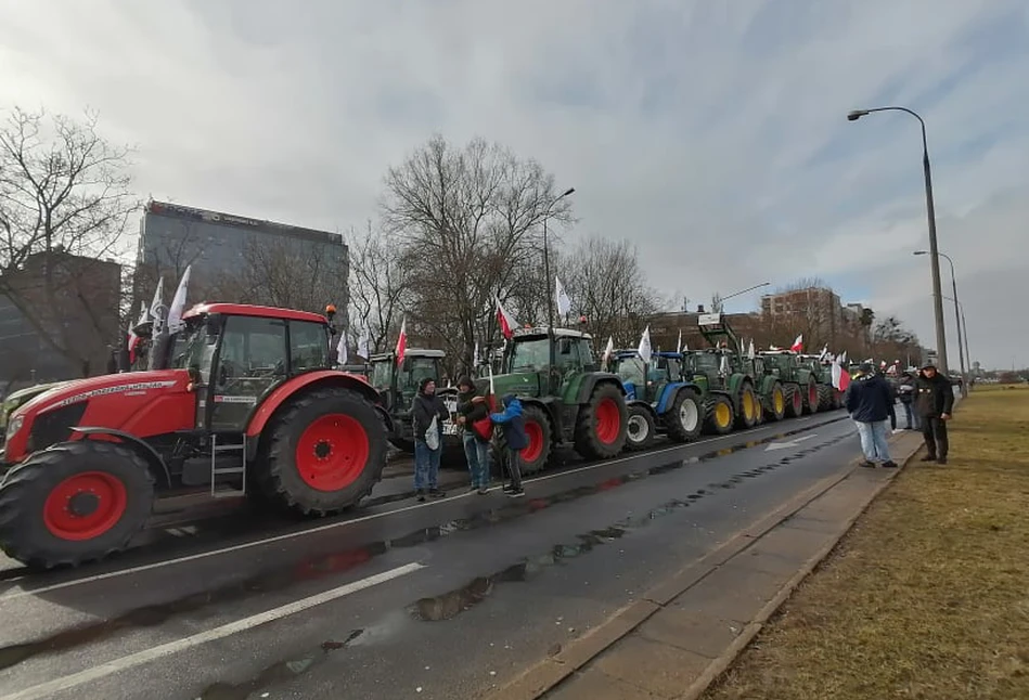 Trwa wielki protest rolników. Ponad 200 ciągników w Warszawie [NA ŻYWO]