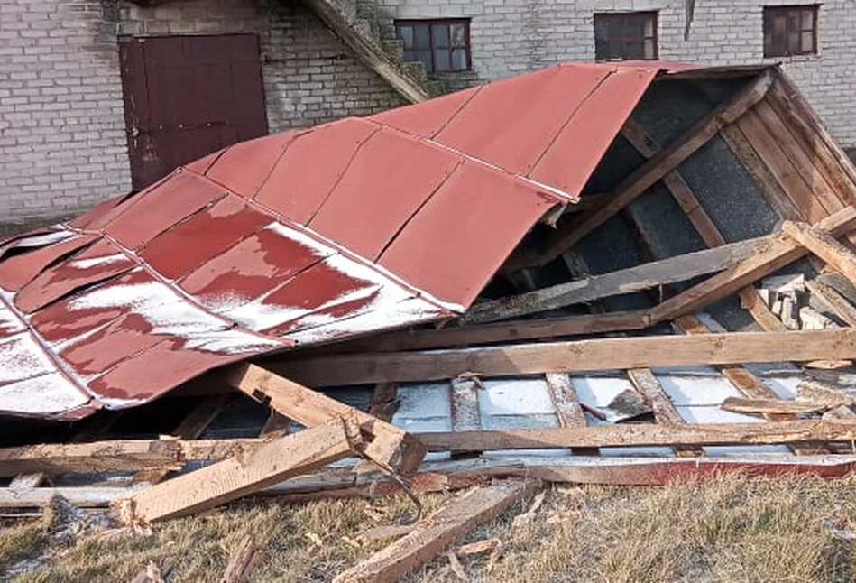 Wichura zerwała dach obory, pożar strawił stodołę. Rolnicy proszą o pomoc