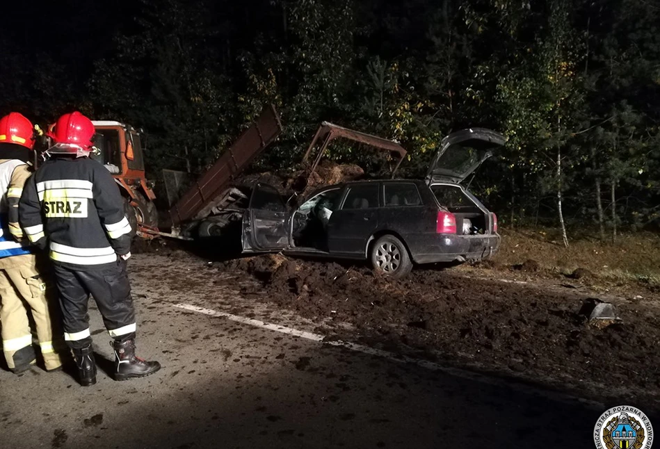 Audi staranowało ciągnik z rozrzutnikiem. Urwana część zabiła kierowcę TIR-a