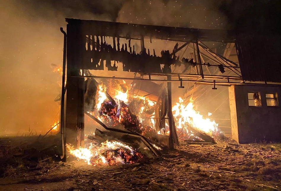 Ogromny pożar gospodarstwa pod Lęborkiem [ZDJĘCIA, FILM]