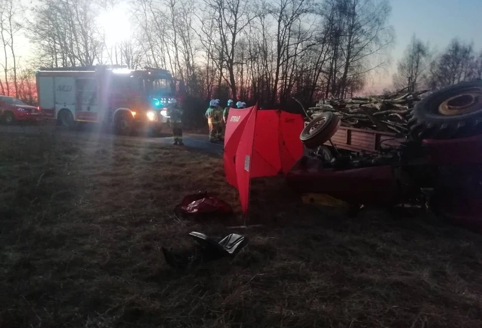 Rolnik stracił panowanie nad ciągnikiem. ZGINĄŁ 64-letni kierowca, a pasażer cudem uniknął śmierci