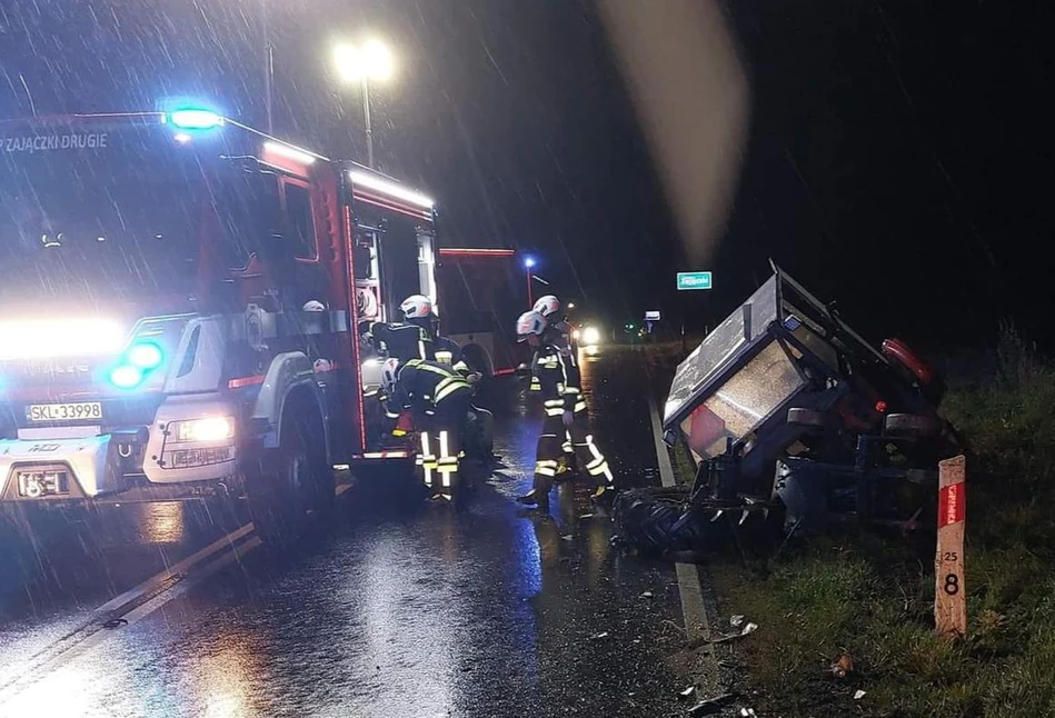 Roztrzaskane BMW i Ursus w kawałkach. Koszmarny wypadek pod Krzepicami [FOTO]