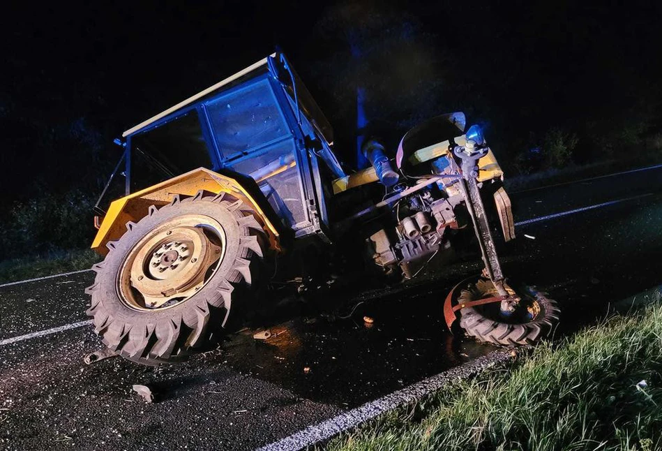 Ford staranował ciągnik. Od Ursusa urwały się koła [ZDJĘCIA]