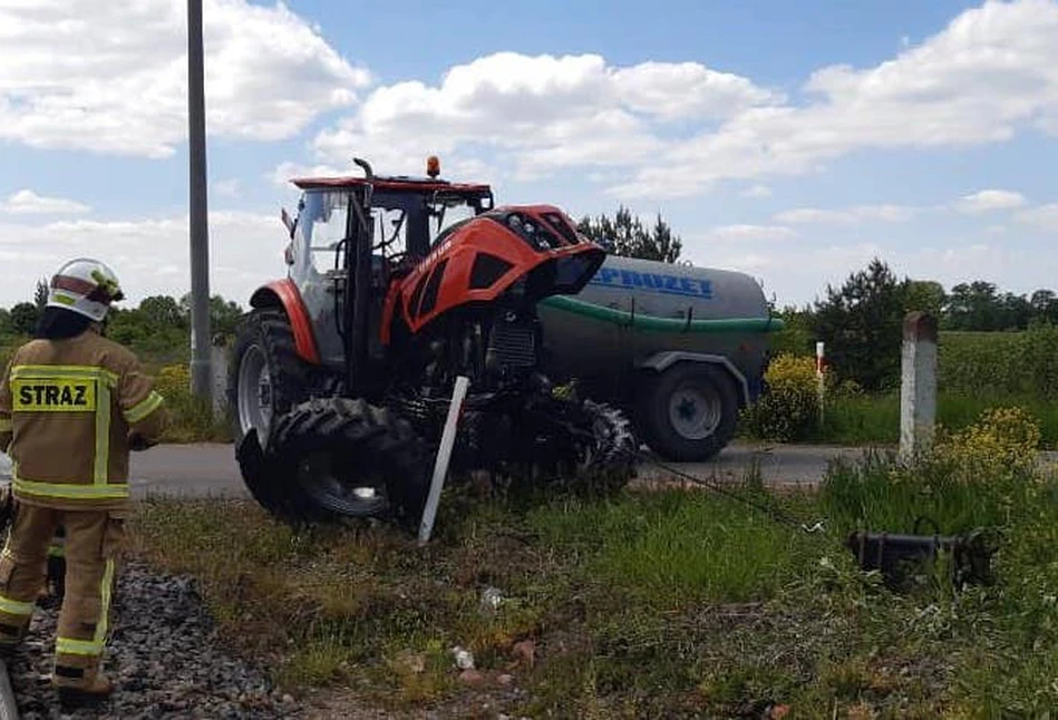 Ciągnik Ursus z beczką asenizacyjną wjechał pod pociąg osobowy