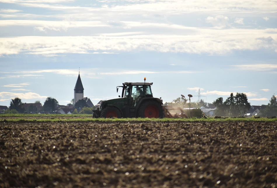 Ceny usług rolniczych - ile za orkę i siew we wrześniu 2021?