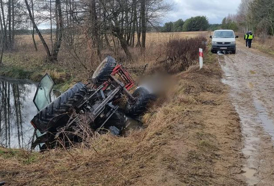 Zagadkowa śmierć 63-letniego rolnika z Podlasia. Znaleźli go przy ciągniku w rowie