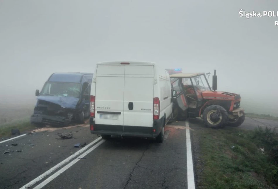 2 busy uderzyły w ciągnik Ursus. Tylko rolnik wyszedł cało